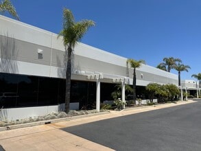 2221 E Celsius Ave, Oxnard, CA à louer Photo de l’immeuble– Image 1 sur 13