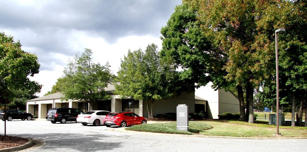 2722 N Church St, Greensboro, NC à louer - Photo de l’immeuble – Image 2 sur 9