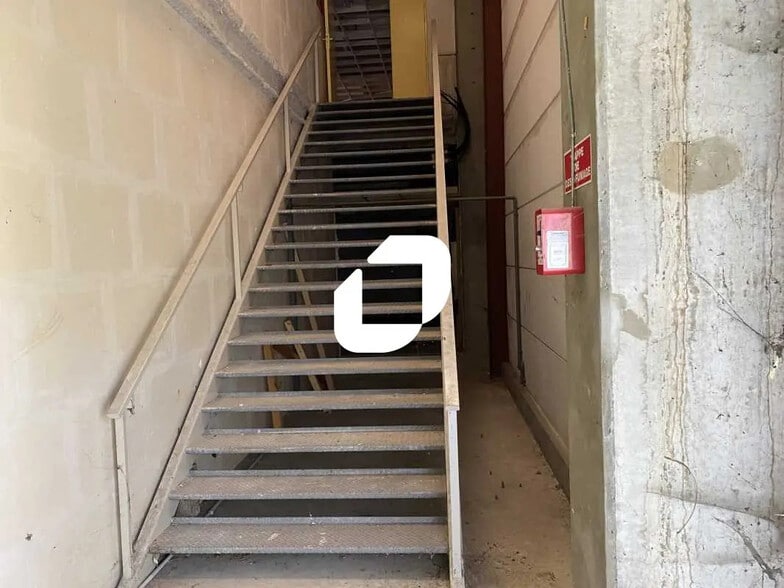 Local commercial dans La Ville-du-Bois à louer - Photo intérieure – Image 2 sur 12