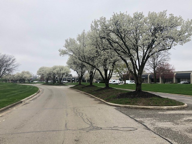 651 Lakeview Plaza Blvd, Worthington, OH à louer - Photo de l’immeuble – Image 2 sur 6