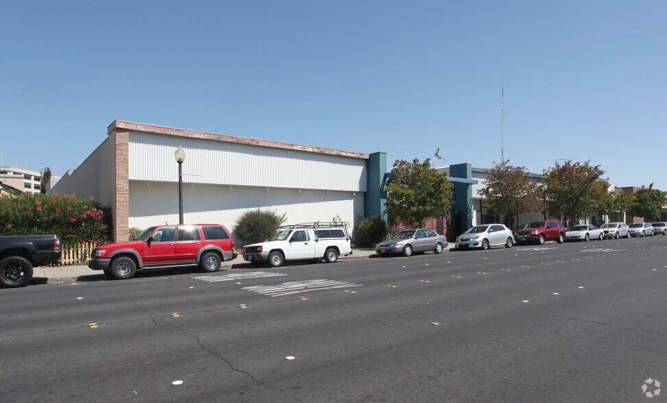 1320 Marshall St, Redwood City, CA à vendre - Photo de l’immeuble – Image 2 sur 2