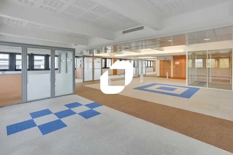 Bureau dans Évry-Courcouronnes à louer - Photo de l’immeuble – Image 3 sur 7