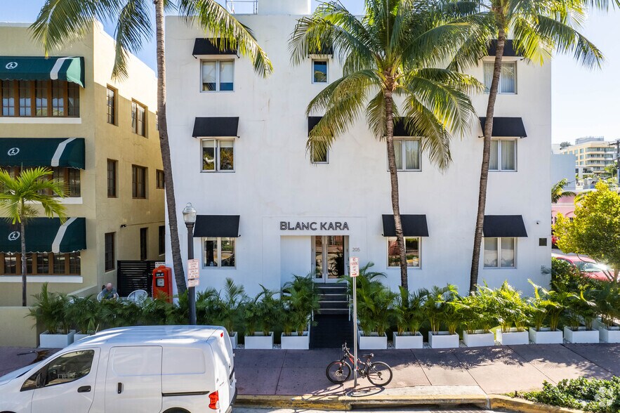 205 Collins Ave, Miami Beach, FL à vendre - Photo de l’immeuble – Image 2 sur 39