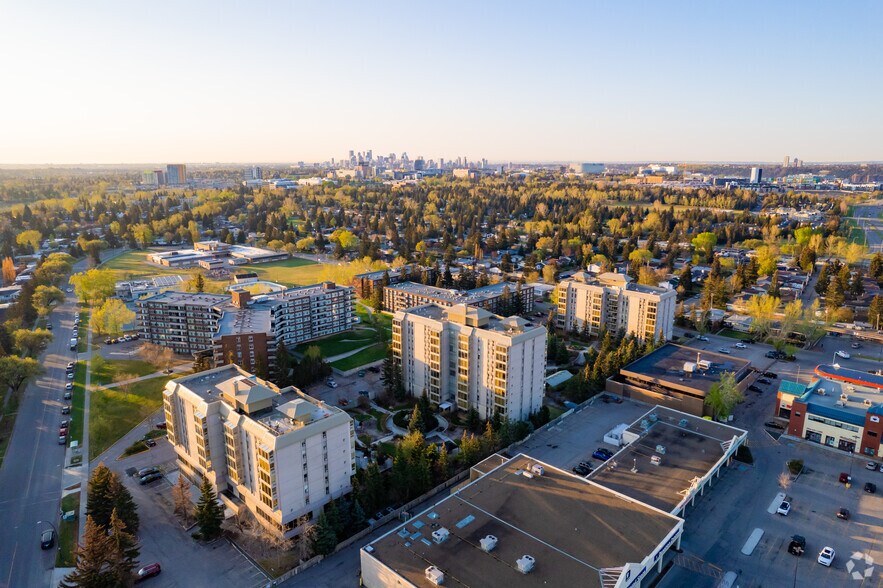 4555 Varsity Ln NW, Calgary, AB à vendre - Aérien – Image 2 sur 8