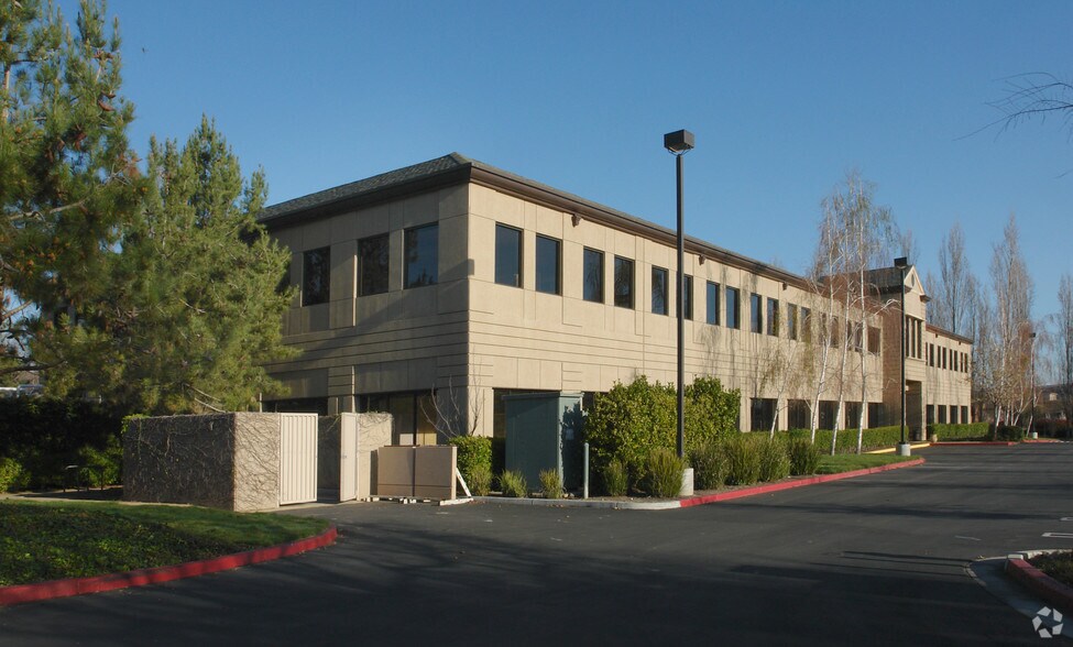 389 N Whisman Rd, Mountain View, CA à louer - Photo de l’immeuble – Image 3 sur 3