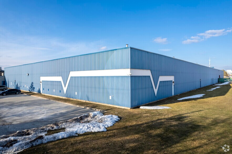 35 Regan Rd, Brampton, ON à louer - Photo de l’immeuble – Image 2 sur 5