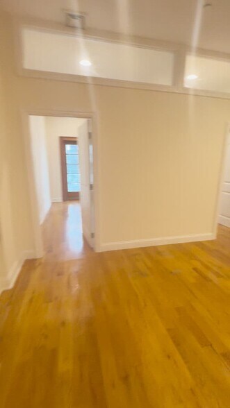 212 E 35th St, New York, NY à vendre - Vidéo sur l’annonce professionnelle – Image 3 sur 15