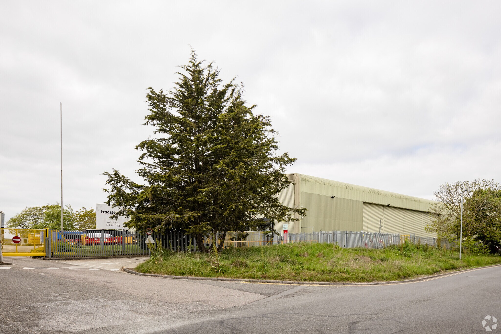 Visku 74, Gilette Way, Reading à vendre Photo principale– Image 1 sur 1