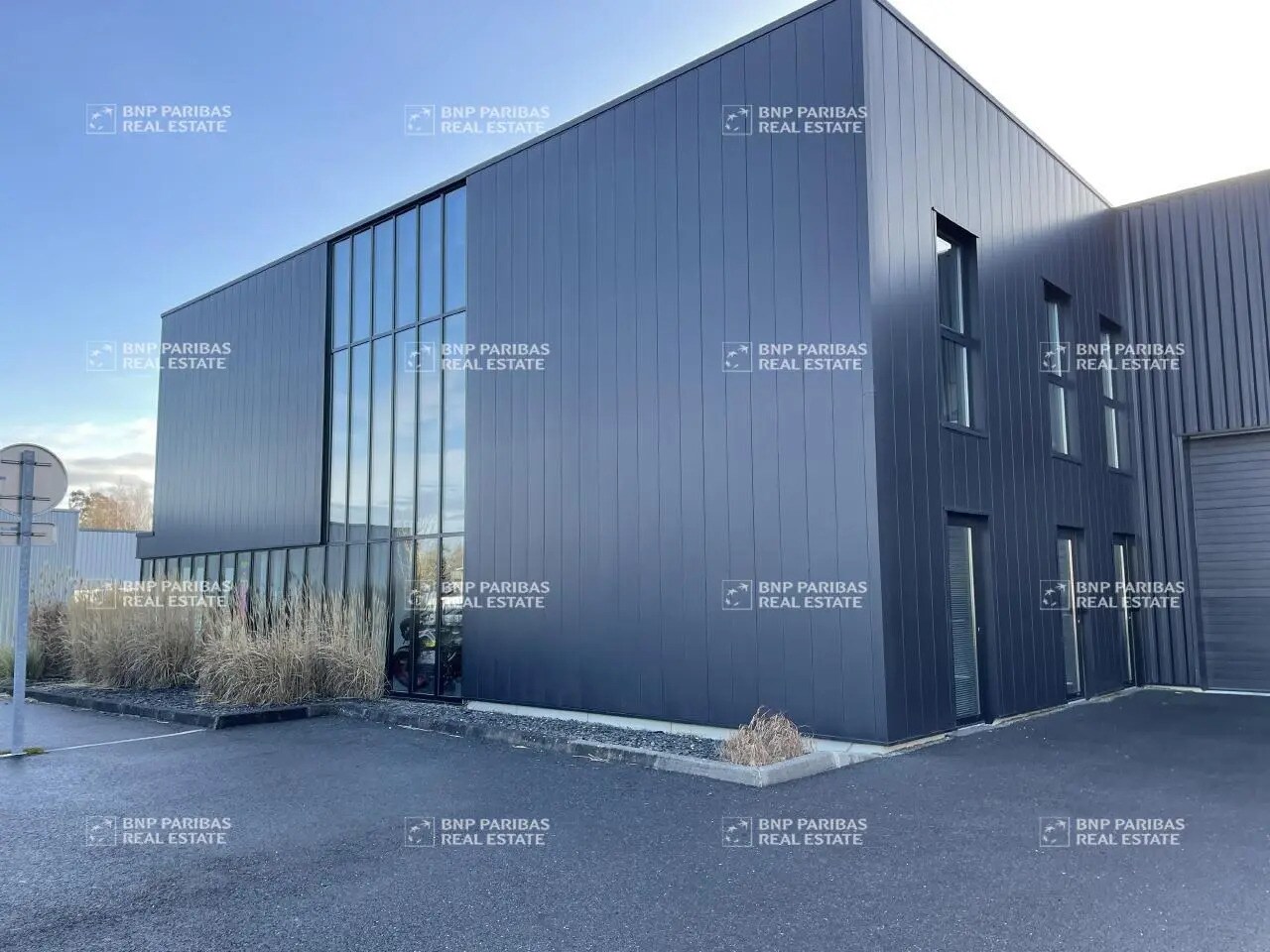 Local d'activités dans Thorigné-Fouillard à vendre Photo de l’immeuble– Image 1 sur 9