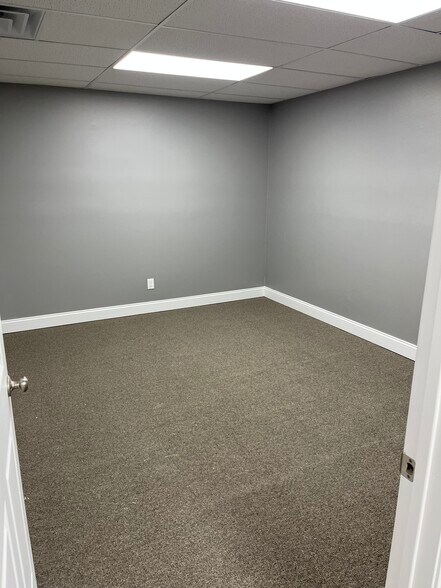 7505 Sussex Dr, Florence, KY à louer - Photo de l’immeuble – Image 3 sur 26