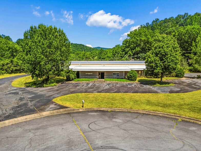 235 Commerce St, Brevard, NC à vendre - Photo de l’immeuble – Image 2 sur 15