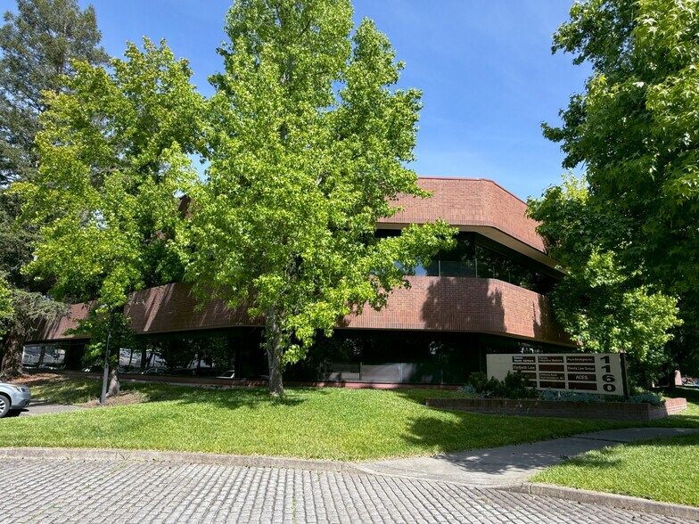 1160 N Dutton Ave, Santa Rosa, CA à vendre - Photo de l’immeuble – Image 1 sur 18