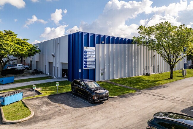 Plus de détails pour 4701-4759 SW 51 St, Davie, FL - Industriel/Logistique à louer