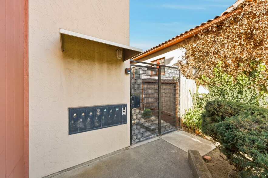 528 Grand Ave, South San Francisco, CA à vendre - Photo de l’immeuble – Image 2 sur 16