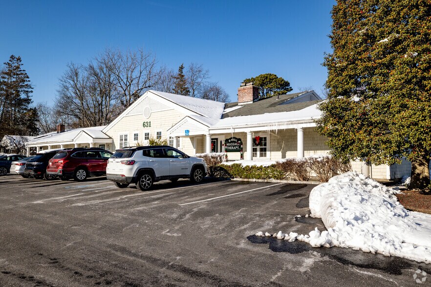 631 Montauk Hwy, West Islip, NY à louer - Photo de l’immeuble – Image 3 sur 5