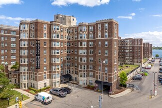 Plus de détails pour 8100-8106 E Jefferson Ave, Detroit, MI - Logement à vendre