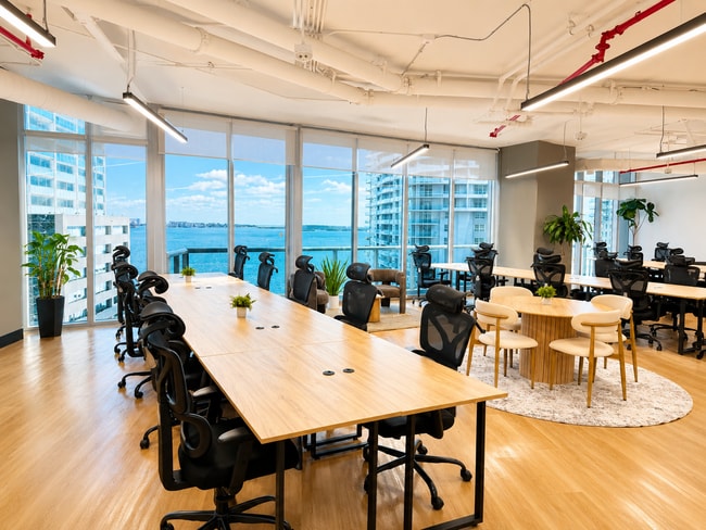 Plus de détails pour 1100 Brickell Bay Dr, Miami, FL - Coworking à louer