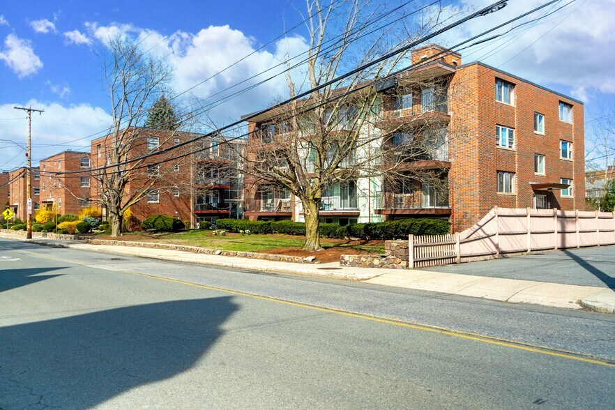 447 Pleasant St, Melrose, MA à vendre - Photo de l’immeuble – Image 3 sur 12