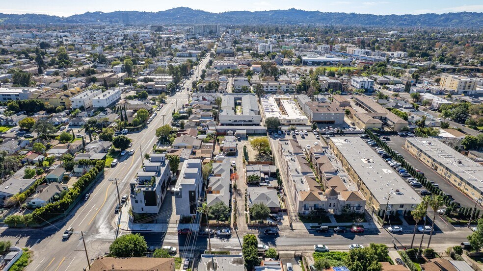 11414 Calvert St, North Hollywood, CA à vendre - Photo de l’immeuble – Image 3 sur 14