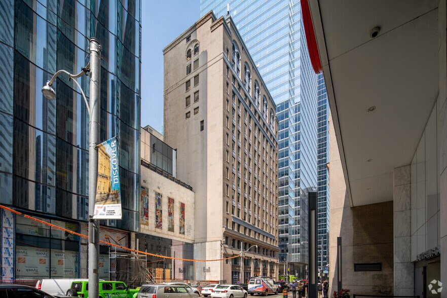 330 Bay St, Toronto, ON à louer - Photo de l’immeuble – Image 2 sur 6