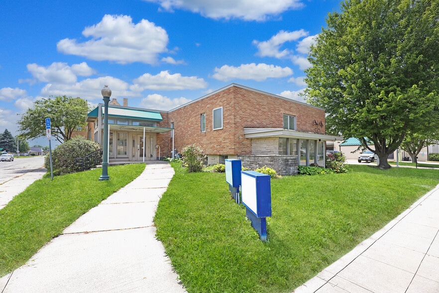 321 E 3rd St N, Newton, IA à vendre - Photo de l’immeuble – Image 2 sur 25