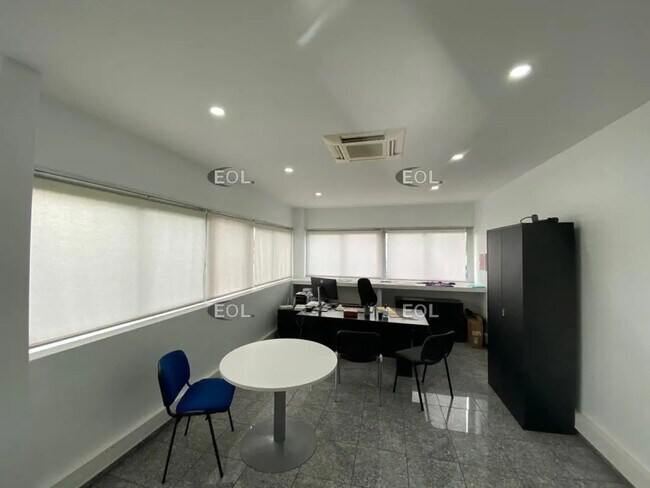 Plus de détails pour Local d'activités à louer