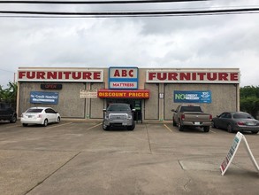 13719 East Fwy, Houston, TX à louer Photo de l’immeuble– Image 1 sur 2
