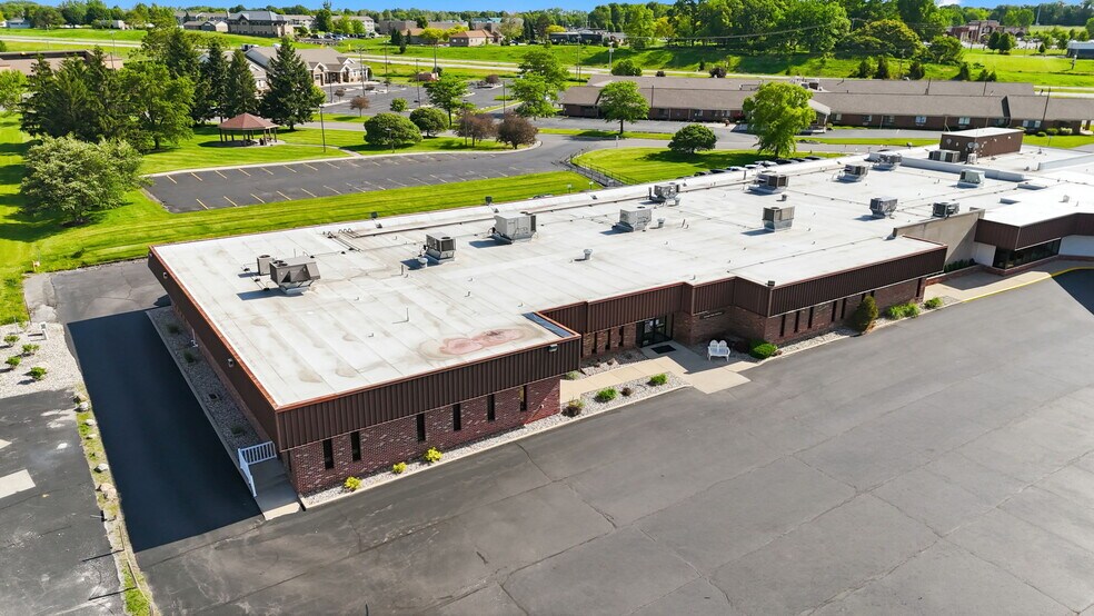 2235 Dubois Dr, Warsaw, IN à vendre - Photo de l’immeuble – Image 3 sur 18