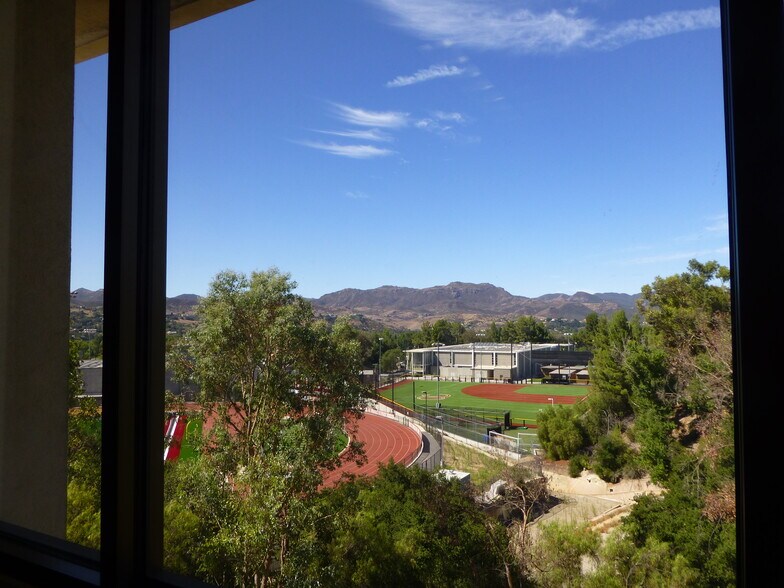 4590 E Thousand Oaks Blvd, Westlake Village, CA à louer - Photo de l’immeuble – Image 1 sur 7