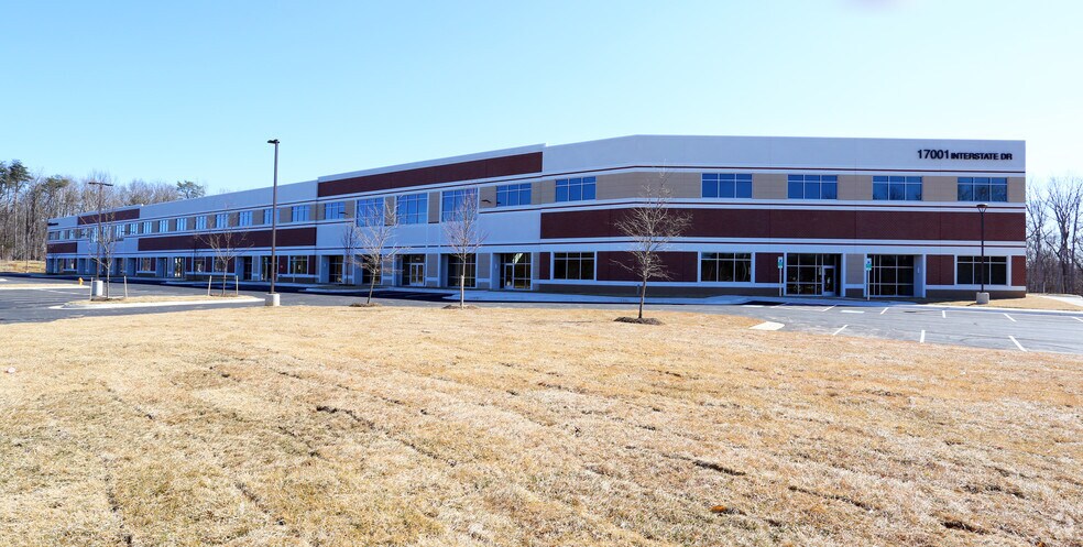 17001 Interstate Dr, Dumfries, VA à louer - Photo de l’immeuble – Image 2 sur 10