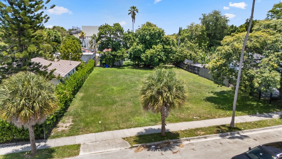5969 NE 4th Ct, Miami, FL à vendre - Photo de l’immeuble – Image 2 sur 13