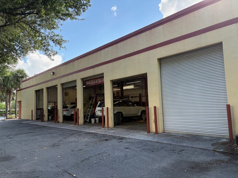 6480-6520 W Commercial Blvd, Lauderhill, FL à louer - Photo de l’immeuble – Image 2 sur 10