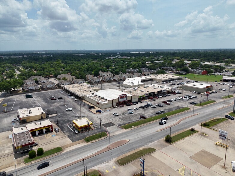 Fairmeadows Shopping Center portefeuille de 7 biens à vendre sur LoopNet.fr - Photo de l’immeuble – Image 3 sur 16