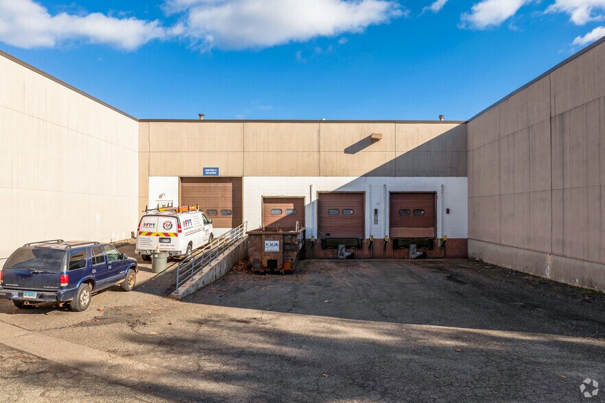 151 Batson Dr, Manchester, CT à vendre - Photo de l’immeuble – Image 3 sur 20