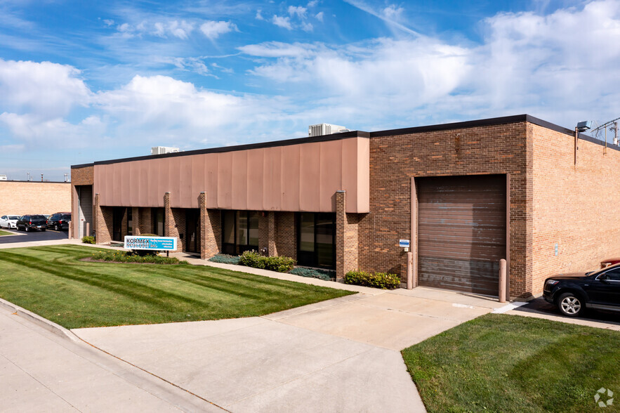 961 N Du Page Ave, Lombard, IL à louer - Photo de l’immeuble – Image 1 sur 6