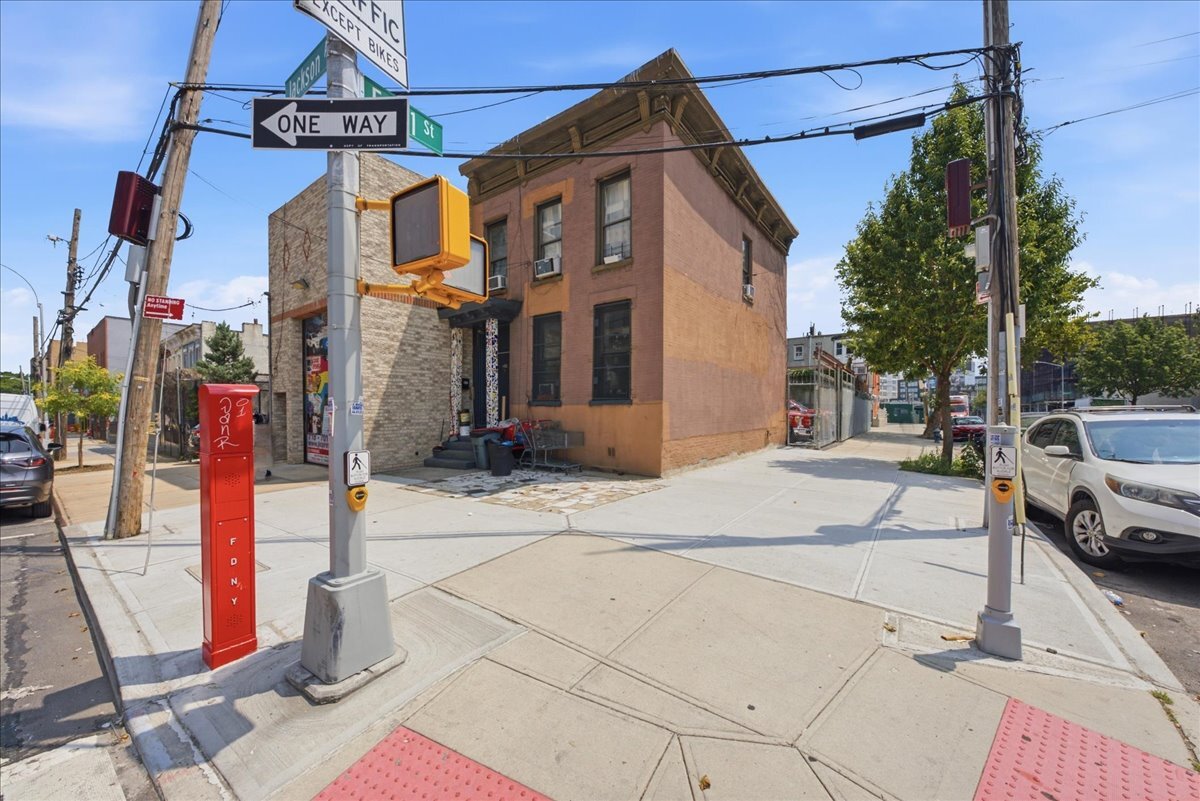 320 Jackson Ave, Bronx, NY à vendre Photo de l’immeuble– Image 1 sur 11