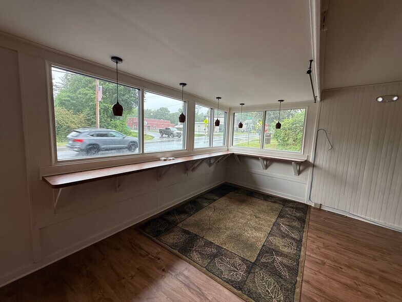 258 Alplaus Ave, Alplaus, NY à louer - Photo de l’immeuble – Image 3 sur 4