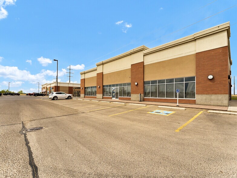 2440 Division Ave NW, Medicine Hat, AB à louer - Photo de l’immeuble – Image 2 sur 7