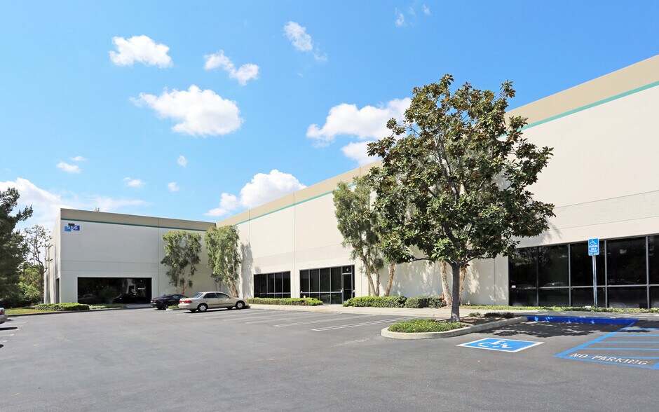 556 Vanguard Way, Brea, CA à louer - Photo de l’immeuble – Image 1 sur 1
