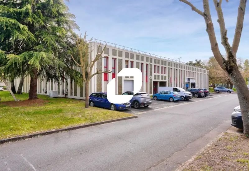 Local d’activités dans Éragny à louer - Photo de l’immeuble – Image 2 sur 11