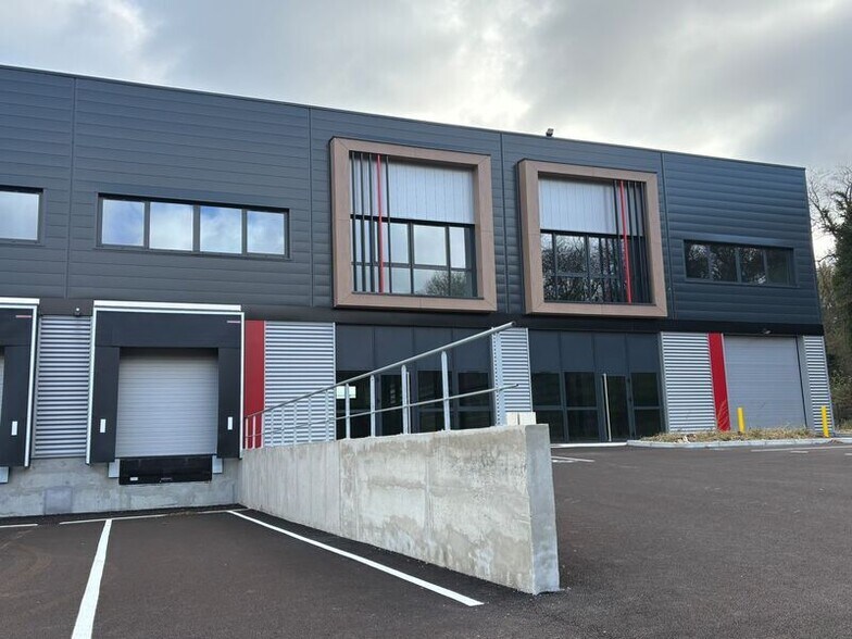 Local d’activités dans Saint-Laurent-de-Mure à louer - Photo de l’immeuble – Image 3 sur 11
