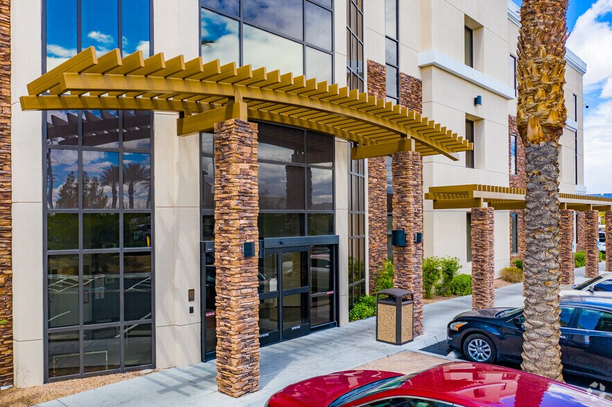8352 W Warm Springs Rd, Las Vegas, NV à louer - Photo de l’immeuble – Image 3 sur 4