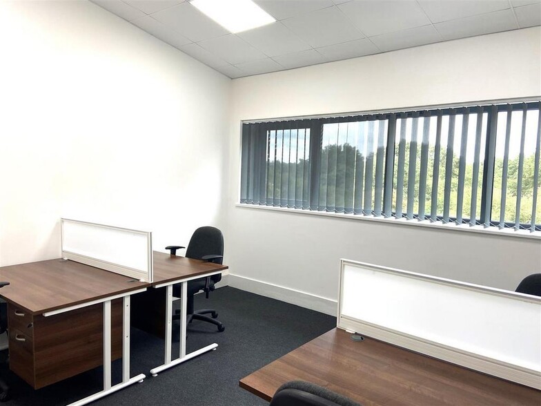 43 Oakwood Hl, Loughton à louer - Photo de l’immeuble – Image 2 sur 8