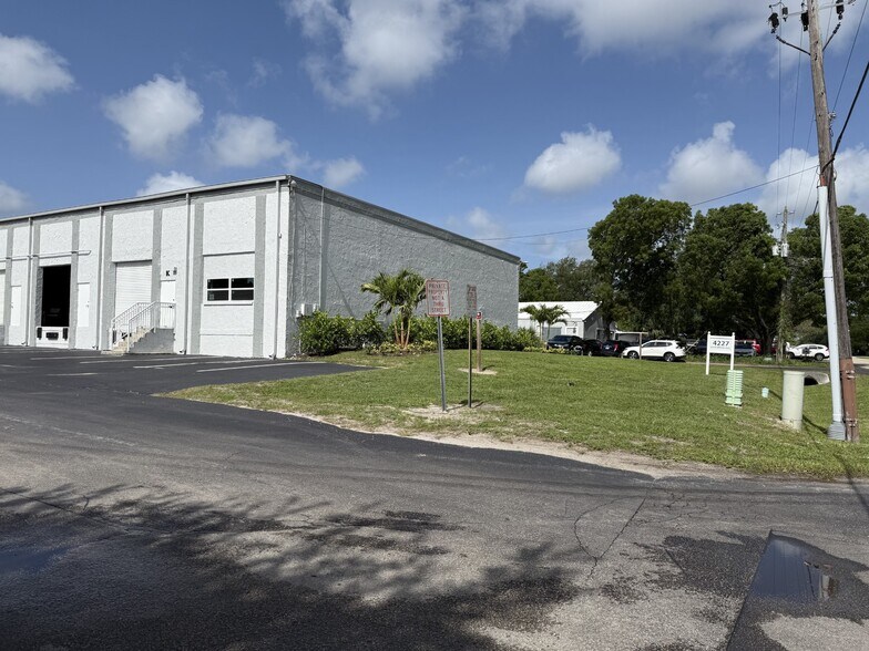 4227 Enterprise Ave, Naples, FL à louer - Photo de l’immeuble – Image 1 sur 5