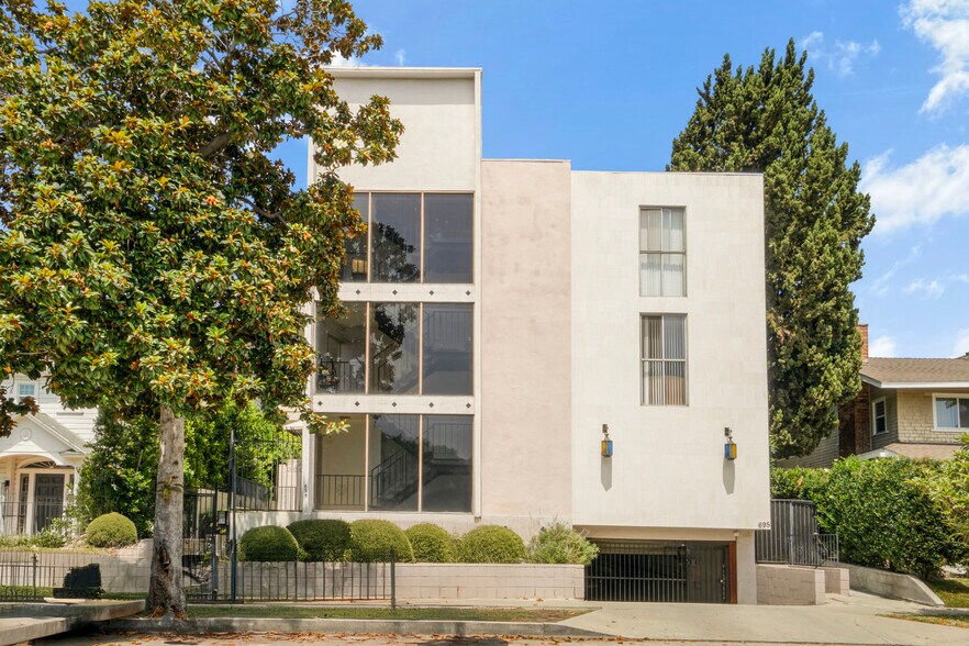 695 S Norton Ave, Los Angeles, CA à vendre - Photo principale – Image 1 sur 16