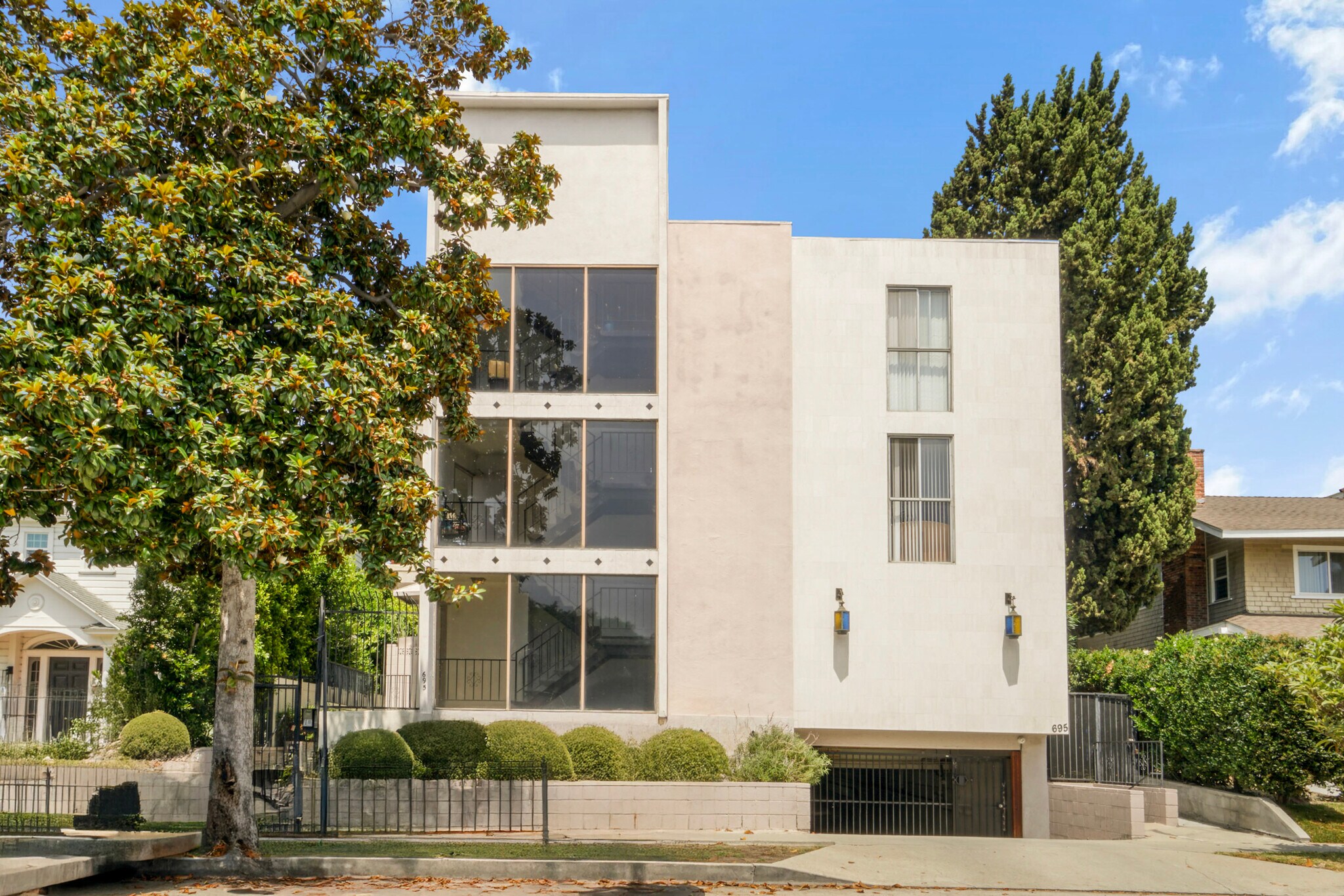 695 S Norton Ave, Los Angeles, CA à vendre Photo principale– Image 1 sur 17
