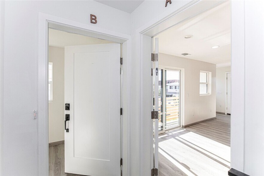 1754 N Berendo St, Los Angeles, CA à vendre - Photo intérieure – Image 3 sur 24