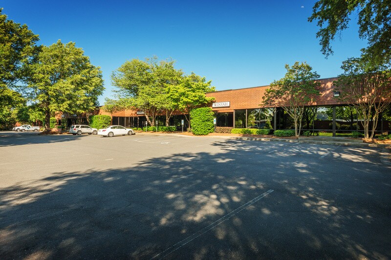 9731 Southern Pine Blvd, Charlotte, NC à louer - Photo principale – Image 1 sur 3