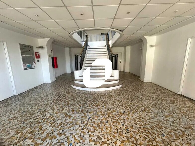 Bureau dans Conflans-Sainte-Honorine à louer - Hall d’entrée – Image 1 sur 7