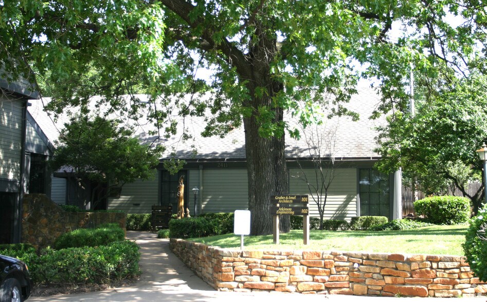 2411 E Skelly Dr, Tulsa, OK à vendre - Photo de l’immeuble – Image 3 sur 8